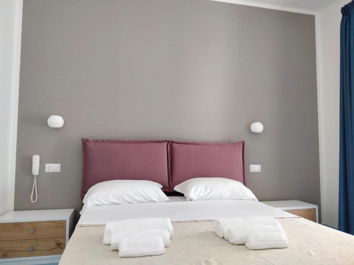 Hotel Da Alfredo Кастелабате Екстериор снимка