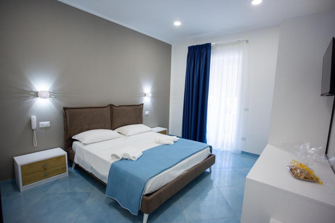 Hotel Da Alfredo Кастелабате Екстериор снимка